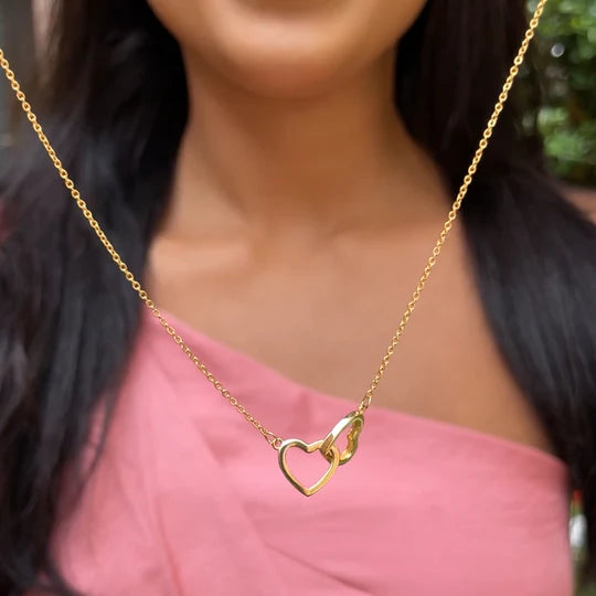 Collar de corazón grabado con oso rosa real