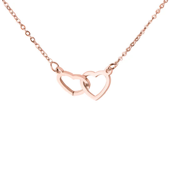 Collar de corazón grabado con oso rosa real