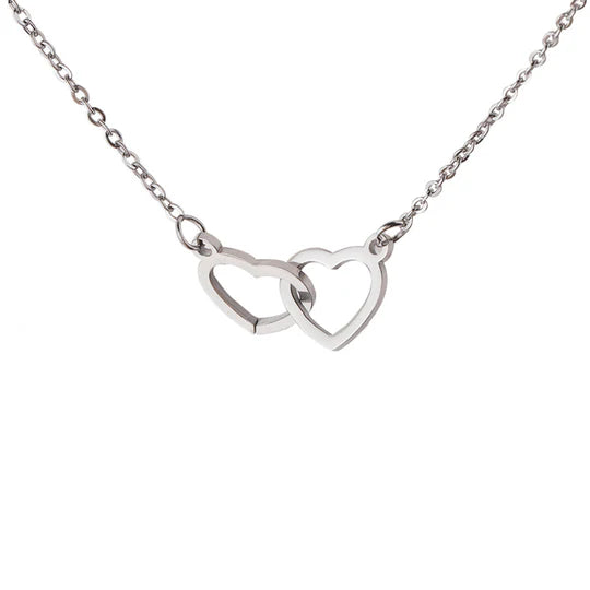 Collar de corazón grabado con oso rosa real